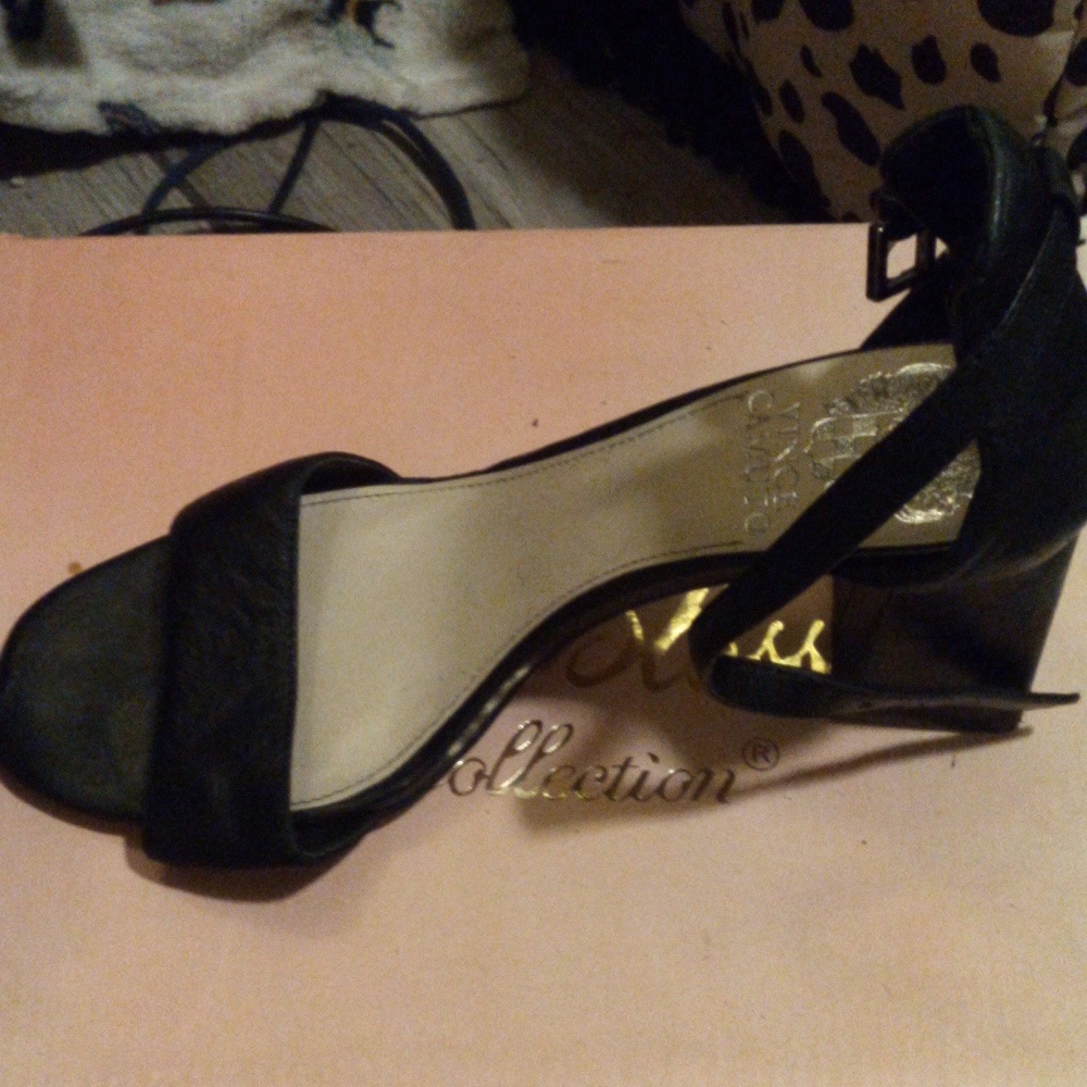 Vince camuto black size 6and a half m like new must pick up only